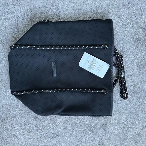 Fabletics foldable, expandable tote with zipper and side straps. Black - Picture 4 of 4